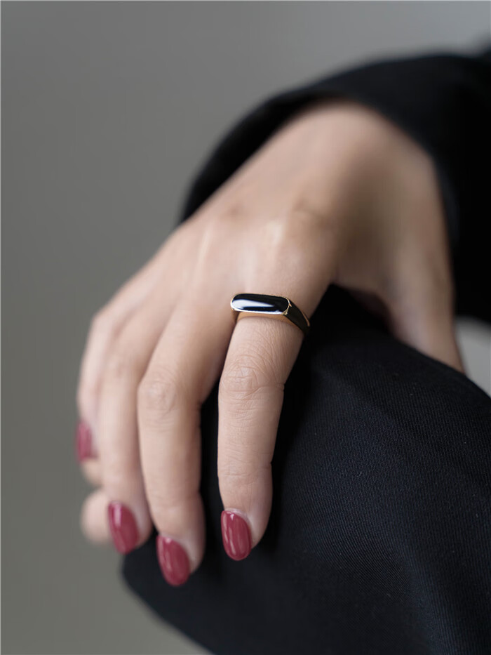 47欧美小众轻奢人体方形立体图案戒指黑色滴油珐琅指环钛钢金 彩旺