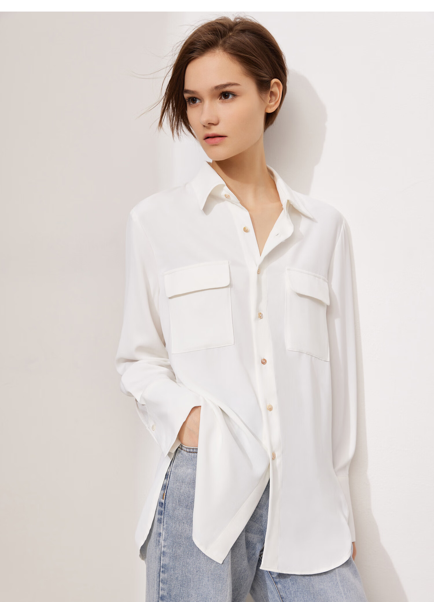 amii极简帅气通勤翻领工装风衬衫女秋季新款前短后长宽松上衣米白1507