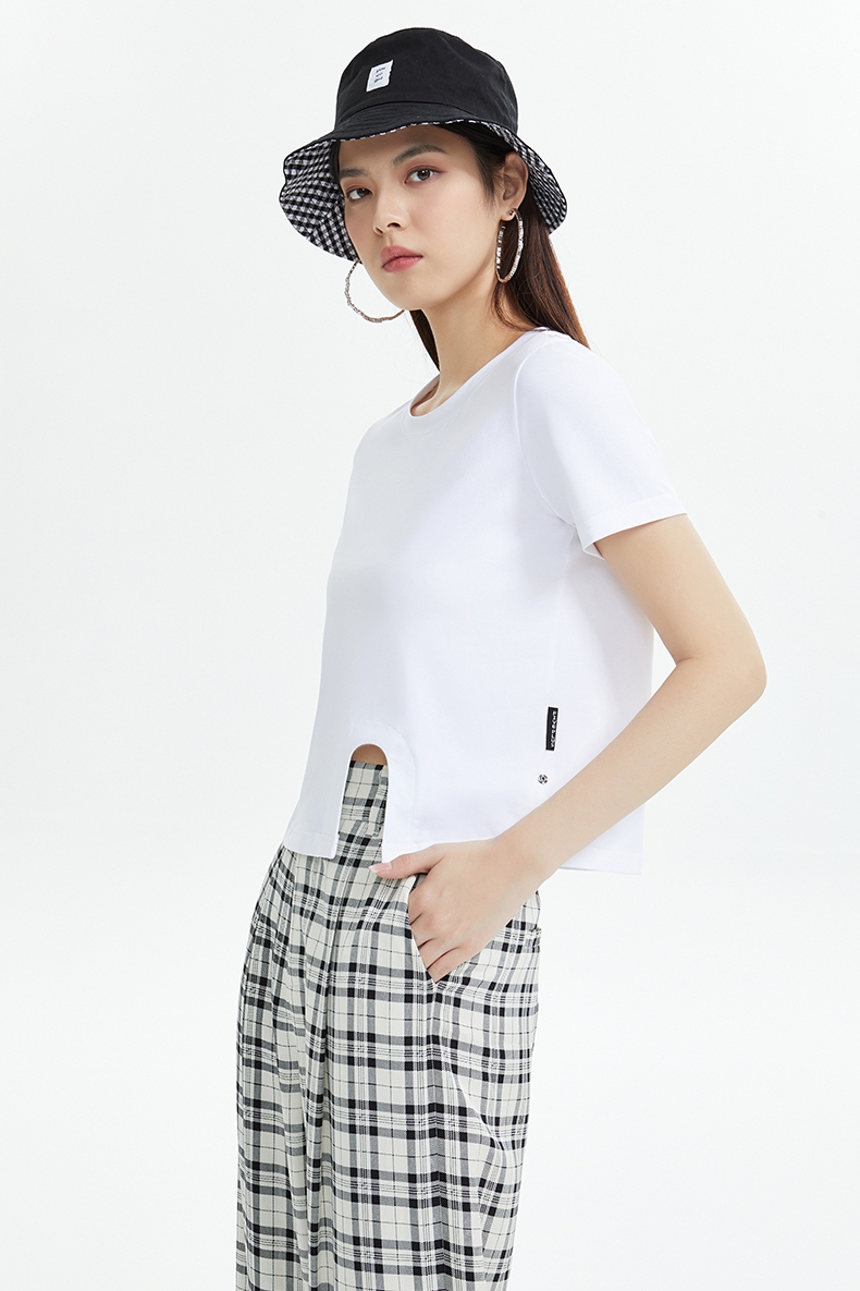 five plus2021新款5 女装夏设计感短袖t恤女不规则衣摆小众上衣 米白