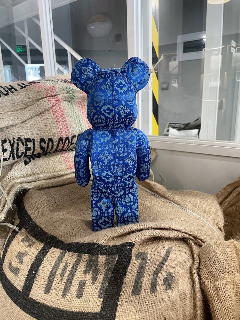 京选盲盒奖品小学生陈冠希同款蓝丝绸暴力熊摆件积木熊潮玩公仔盲盒橦