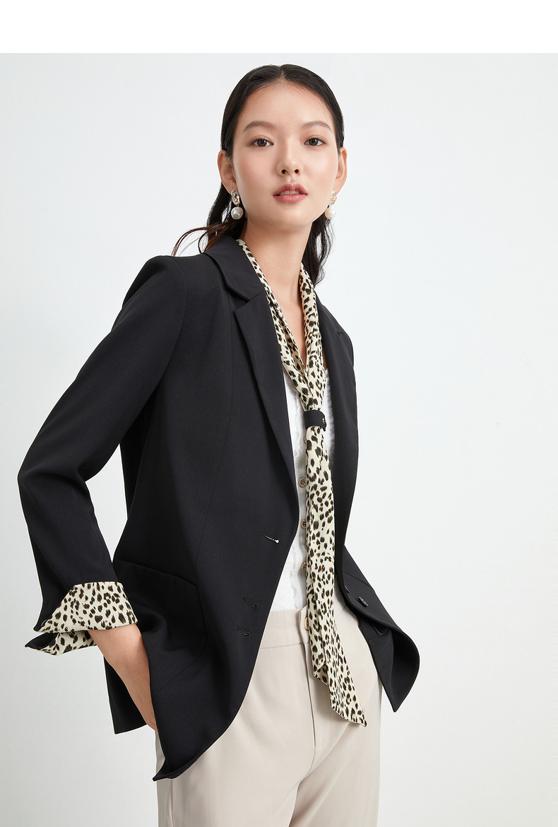 玖姿2021春季新款纯色休闲通勤拼接领带豹纹女西装 米白 l