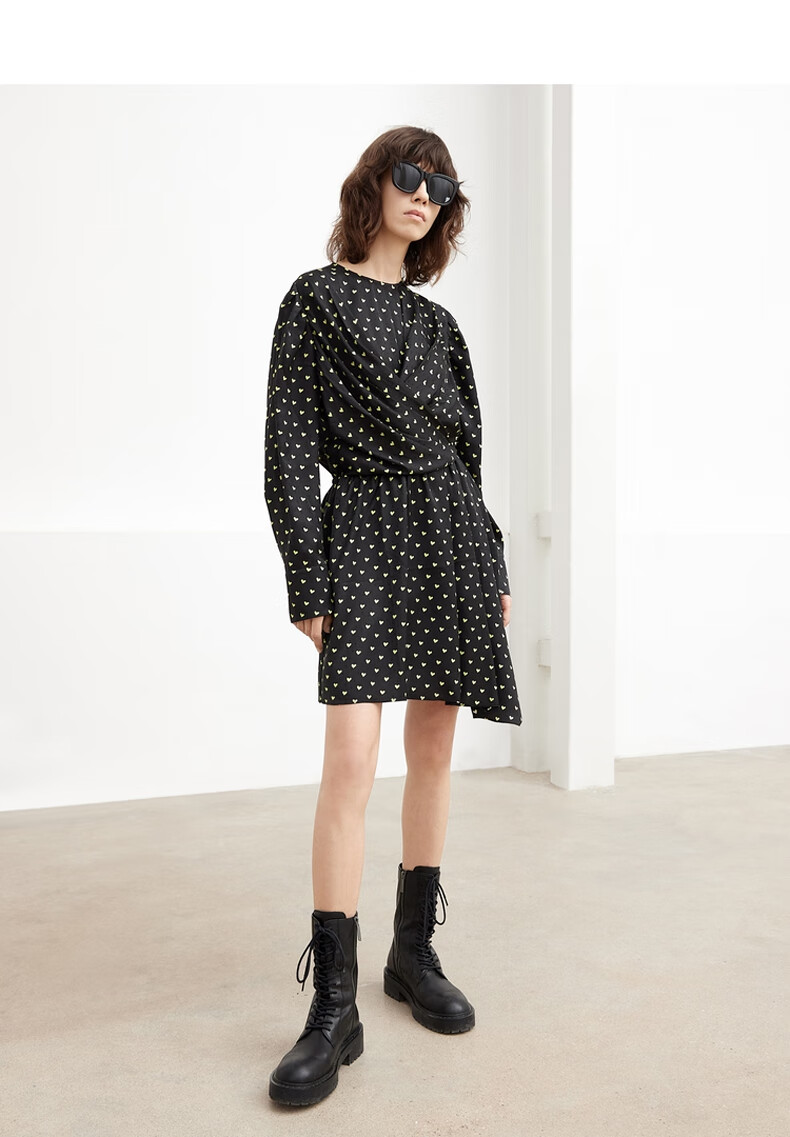 moco2021秋新品爱心提花暗纹不规则裙摆桑蚕丝连衣裙摩