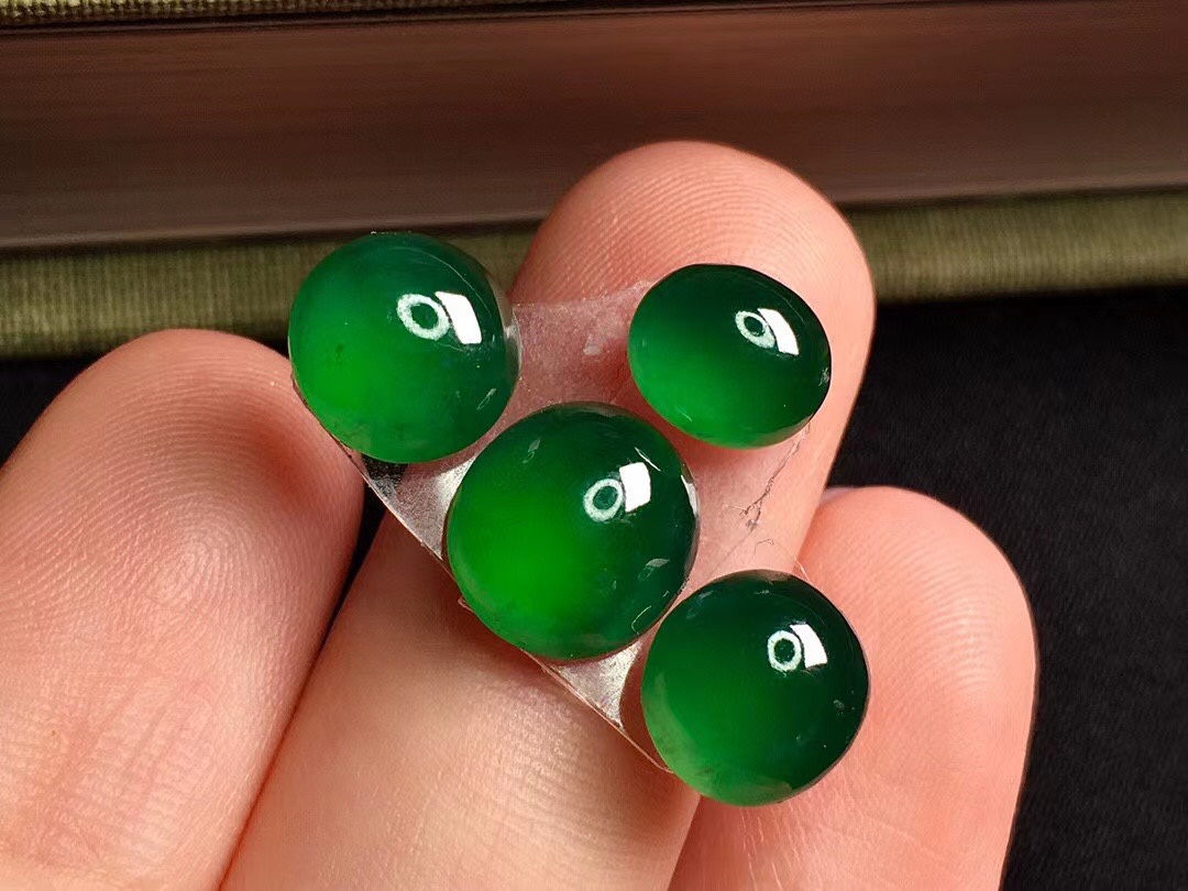 一石一刻天然翡翠戒面高冰满色蛋面一手