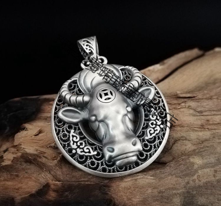 老凤凰牛年生肖吊坠999足银牛气冲天男女镂空双面牛头民族风毛衣链