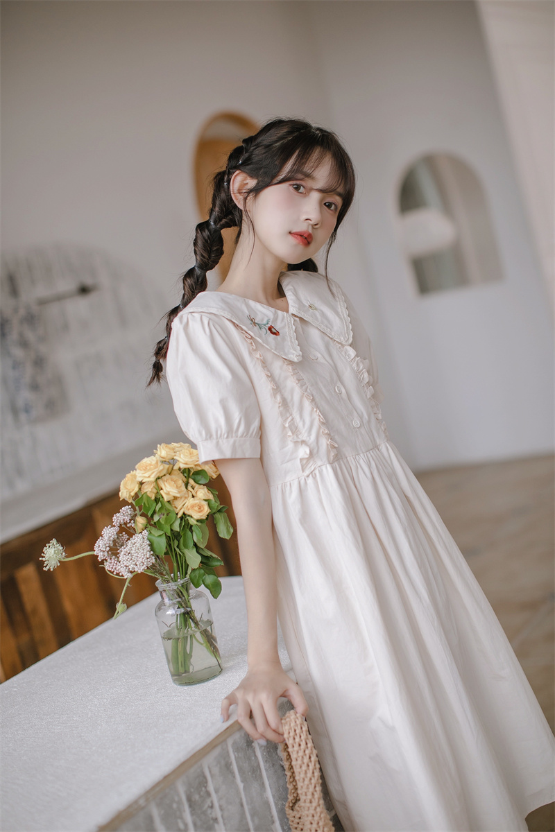 亿梵莎裙子夏天学生少女装2022新款日系木耳边设计绣花娃娃领连衣裙女