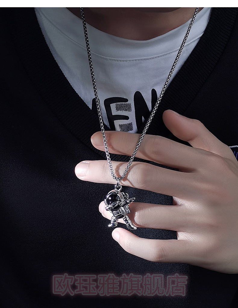 项链男潮嘻哈日系男士吊坠轻奢小众宇航员钛钢男生搭配衣服配饰 钢色