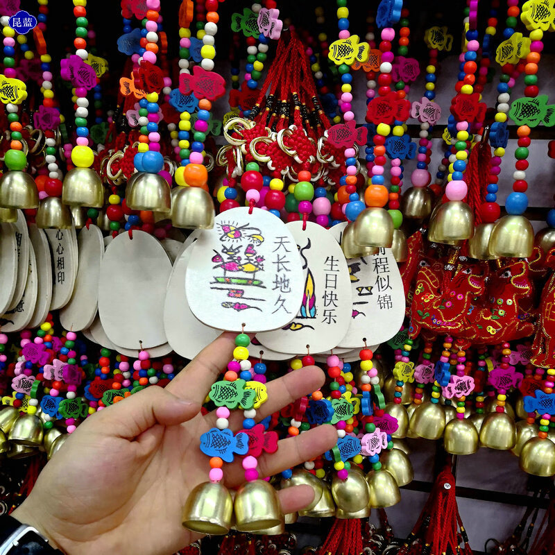 寺庙景区许愿牌 云南丽江东巴民族风景区寺庙挂树许愿牌祈福木牌风铃