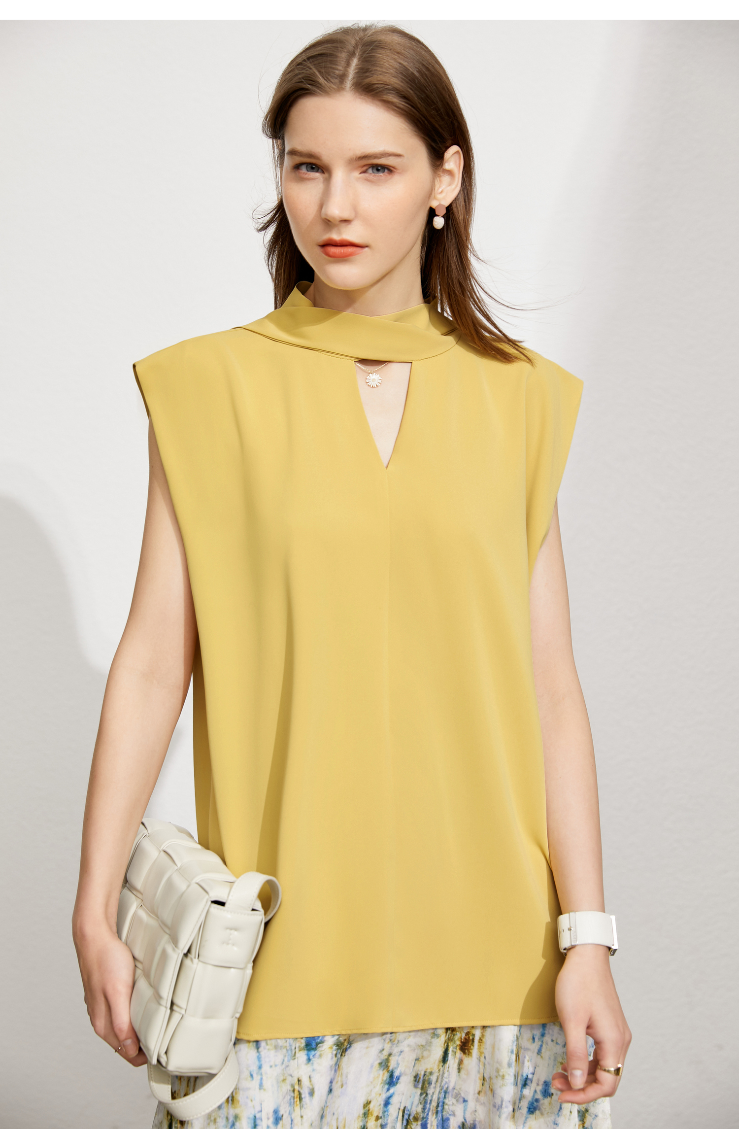 amii极简时尚小立领绑带宽肩开叉雪纺衫女2021夏季新款无袖上衣 姜黄