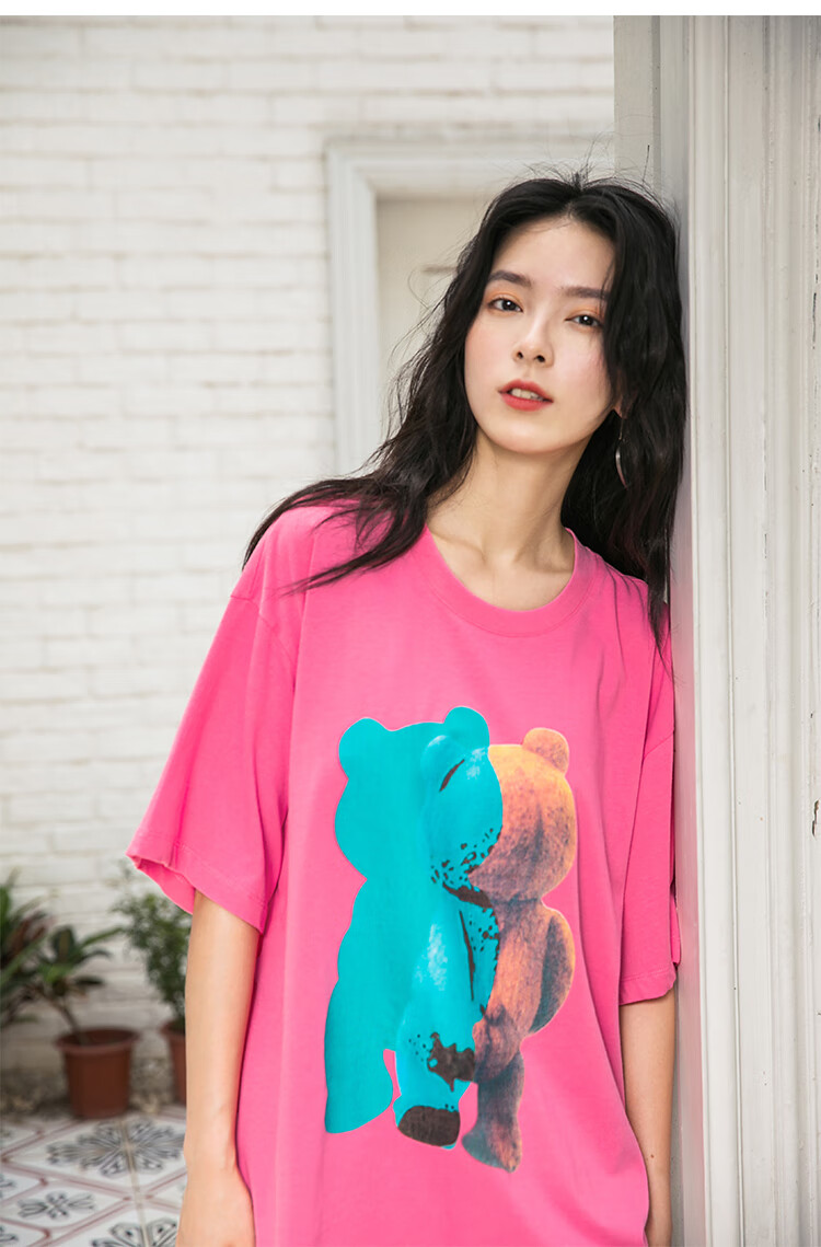 两三事 熊熊分身 2021夏季新款个性小熊印花中长款纯棉t恤女宽松 粉红