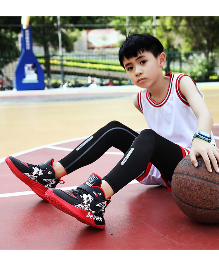 七波辉男童篮球鞋秋季2021新款帅气防滑儿童运动青少年男孩跑步鞋黑红