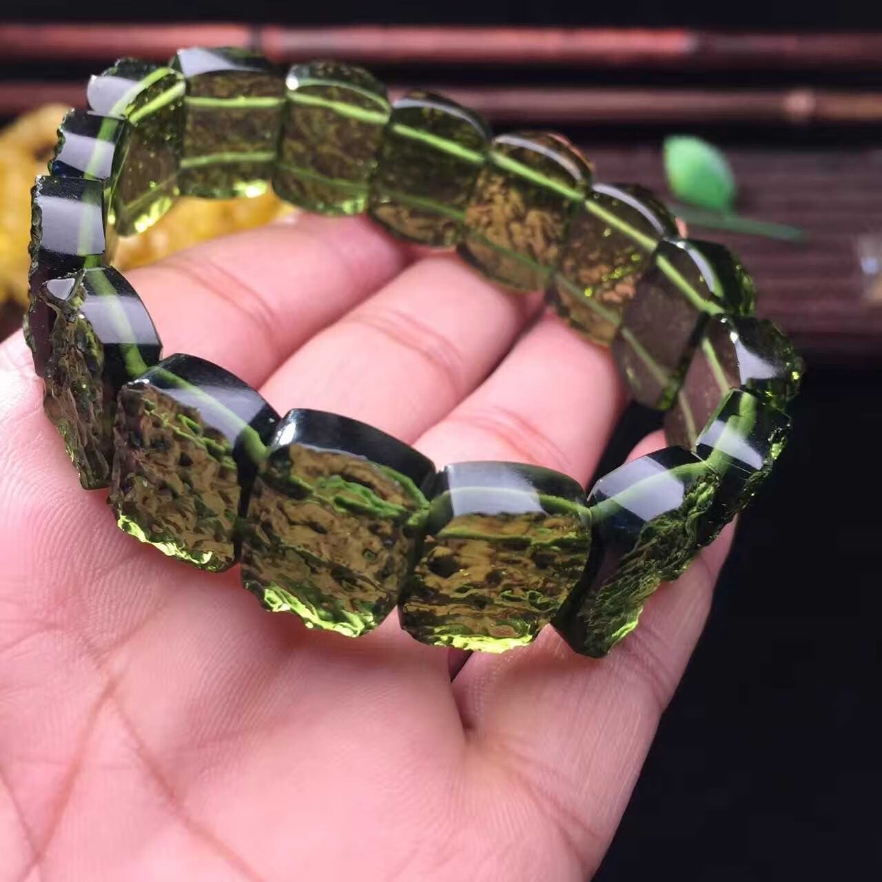 森洲天然捷克陨石原石手牌手排手串男女款天外之石原石打磨霸气款图片