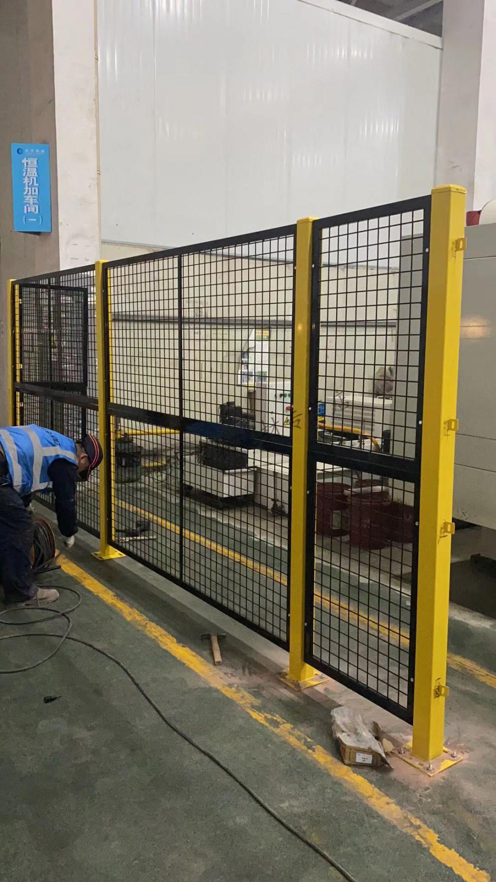 车间隔离网仓库隔离网冲孔护栏网围栏网厂区隔断用炫彩移动护栏网详情