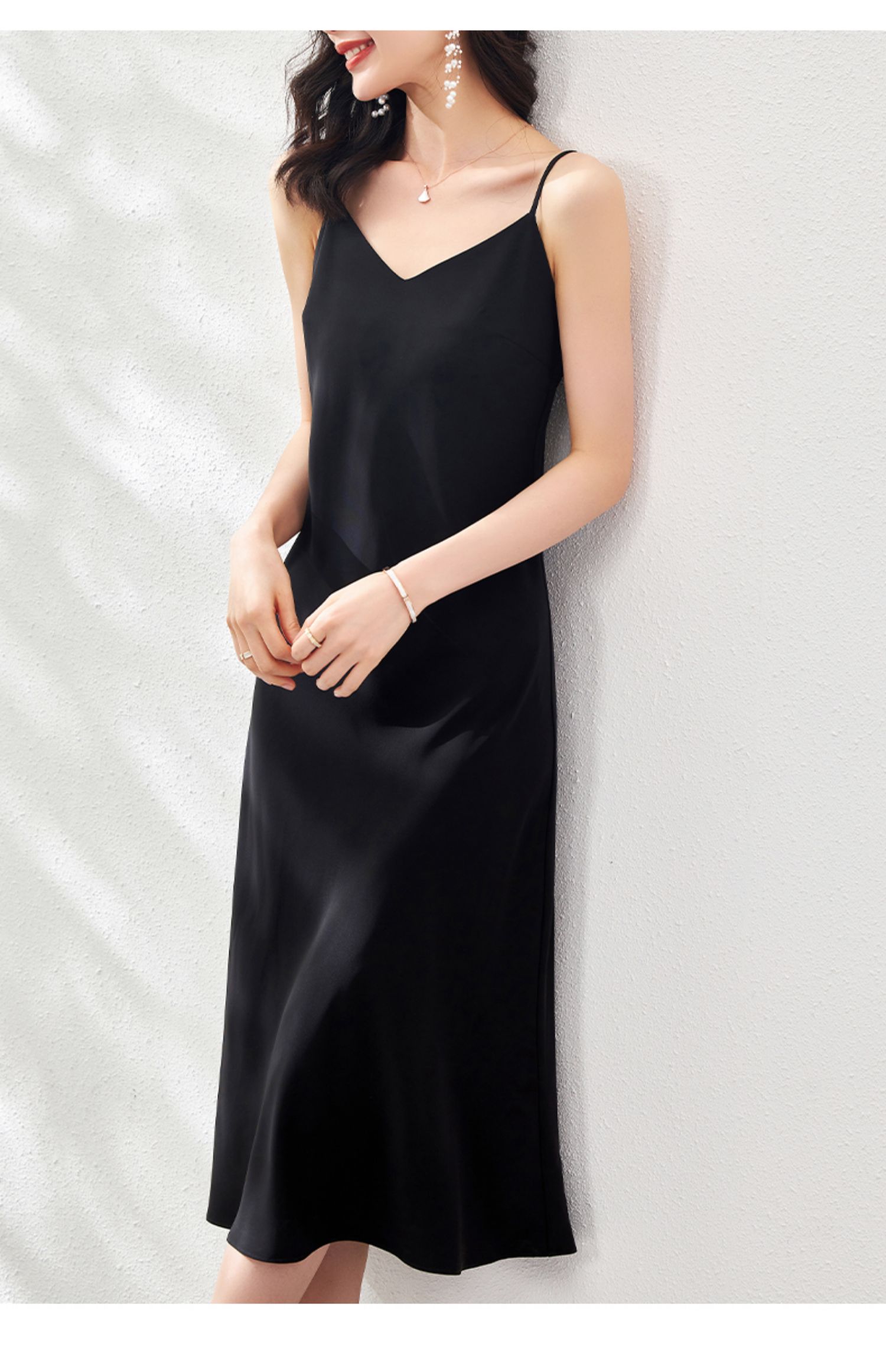 夏季新品osa欧莎夏季22年新款黑色吊带缎面连衣裙女外穿显瘦长裙v领