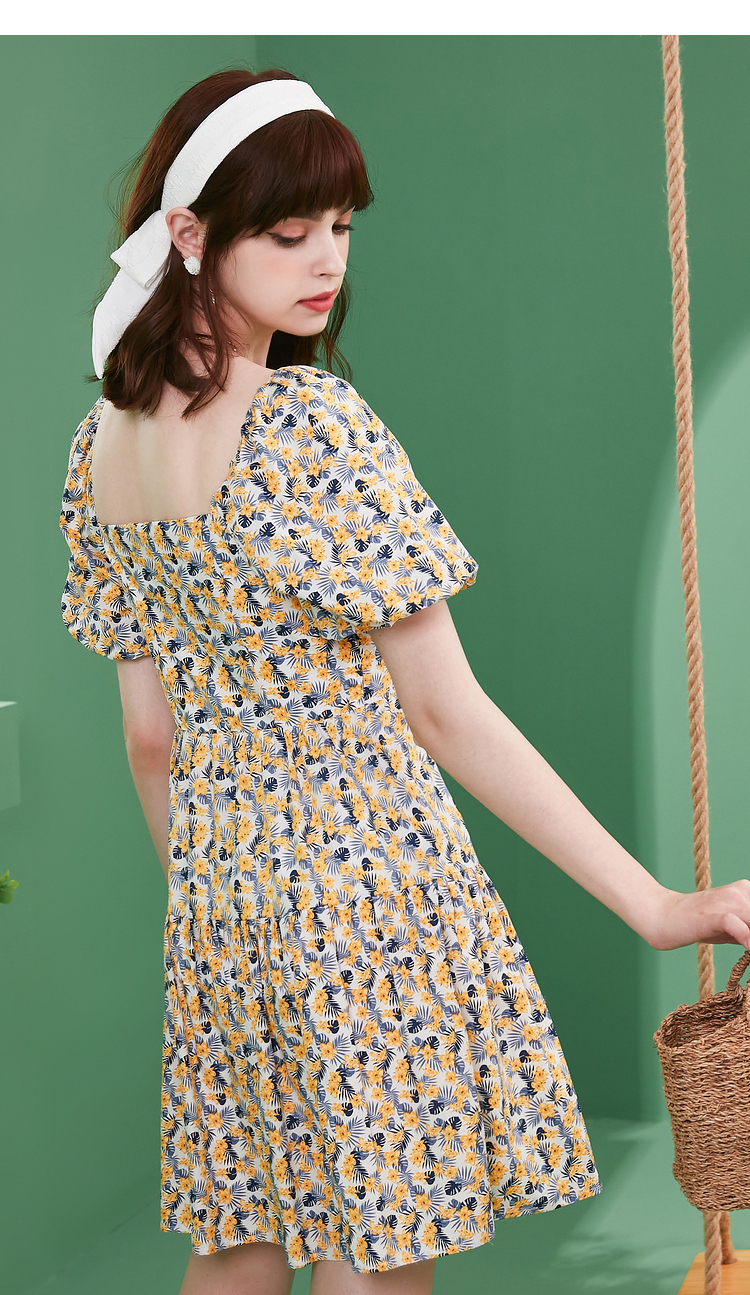 三福2021夏季女海岛度假泡泡袖设计连衣裙方领裙子女442764 白底黄花