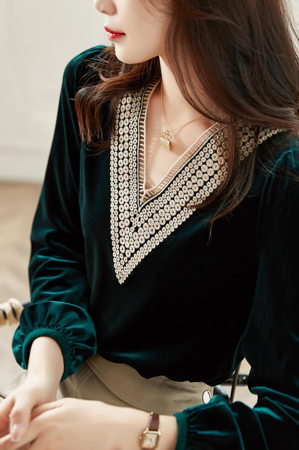 莎芡复古丝绒质感套头衬衫女长2021年新款秋装法式上衣重工镂空刺绣v