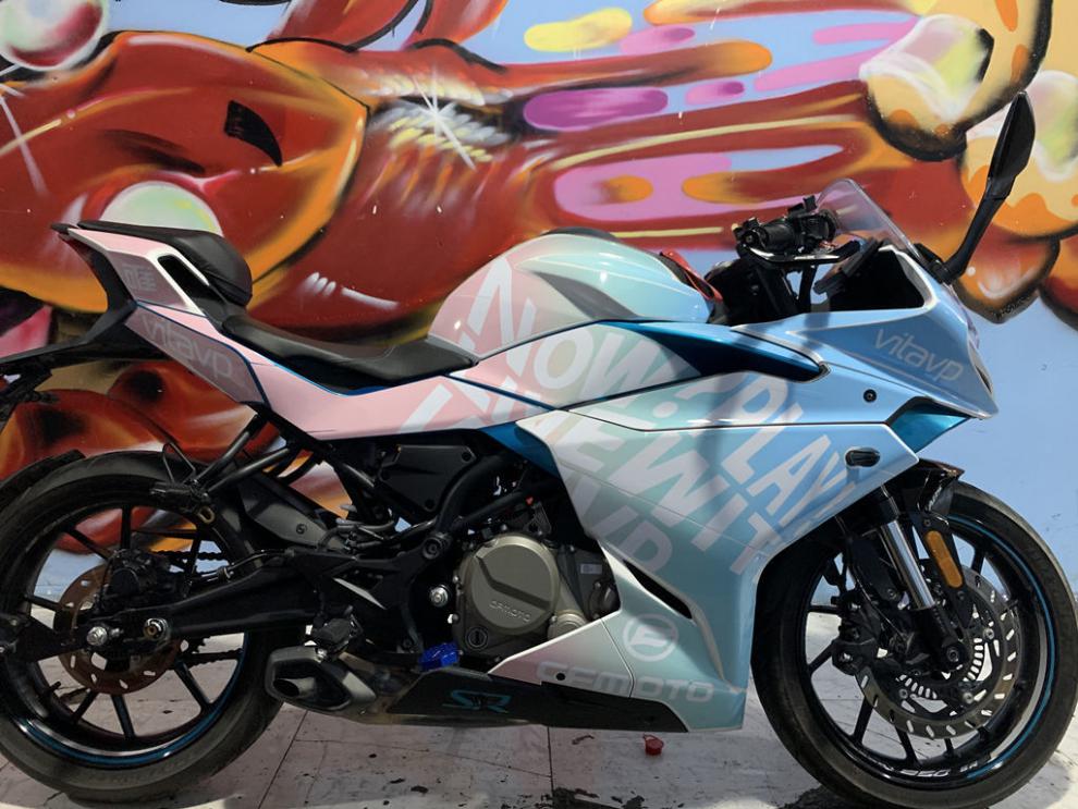 适用于定制春风250sr全车贴花个性车身贴纸贴膜版花版画哑光磨砂浅