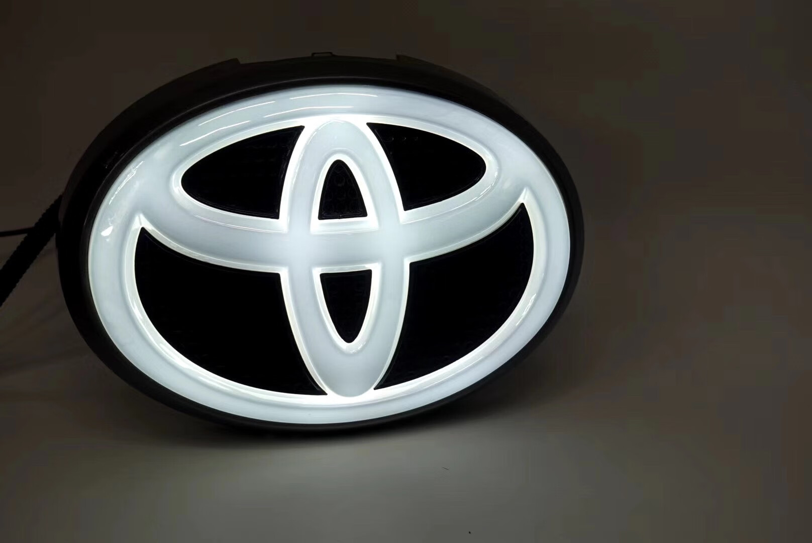 丰田兰德酷路泽丰田霸道发光车标总成流水汇聚闪考斯拉改装陆巡普拉多