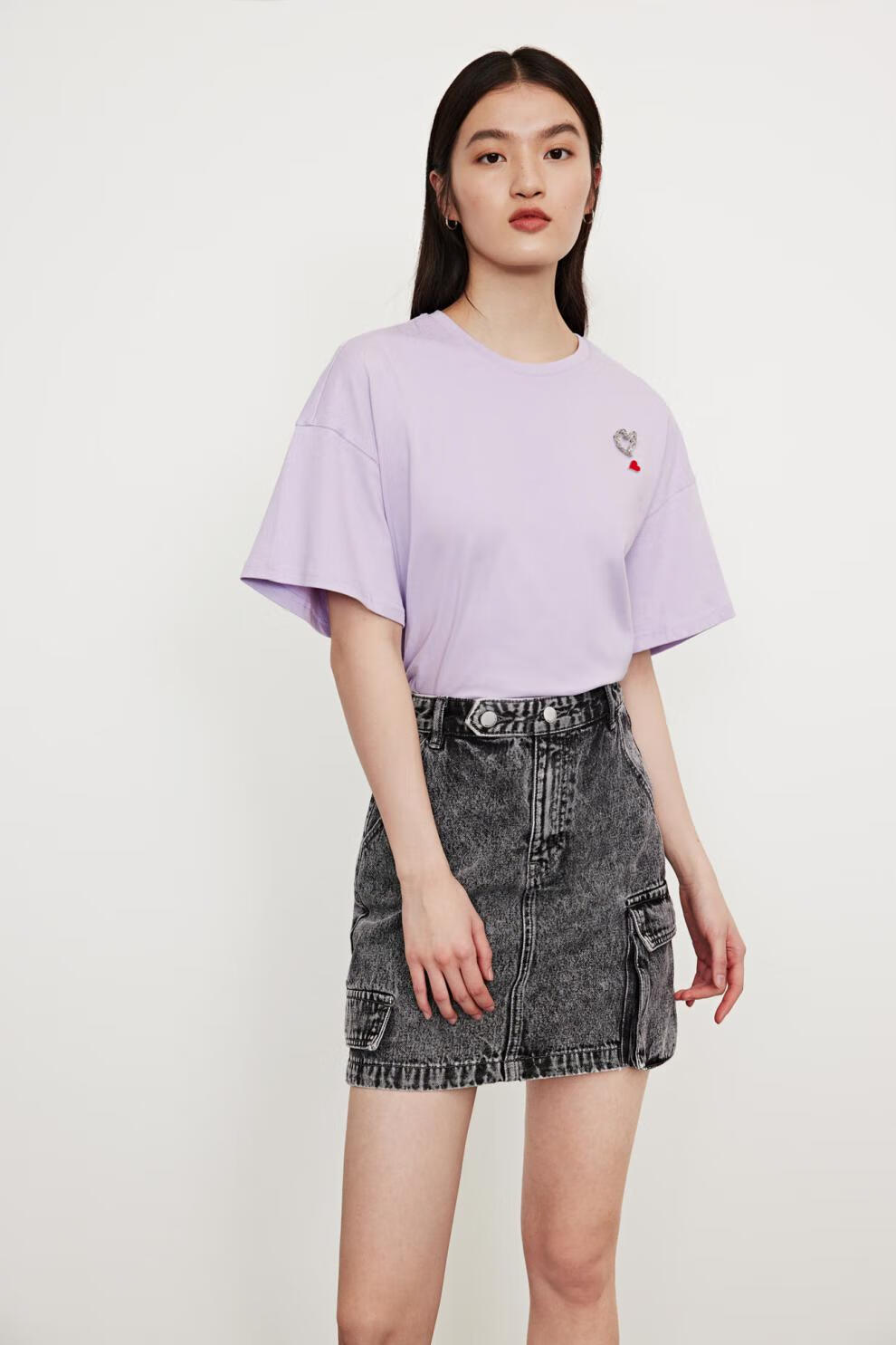 ur2021春夏新品女装简约软妹ins爱心胸针宽松短袖t恤wg16r4mn2005