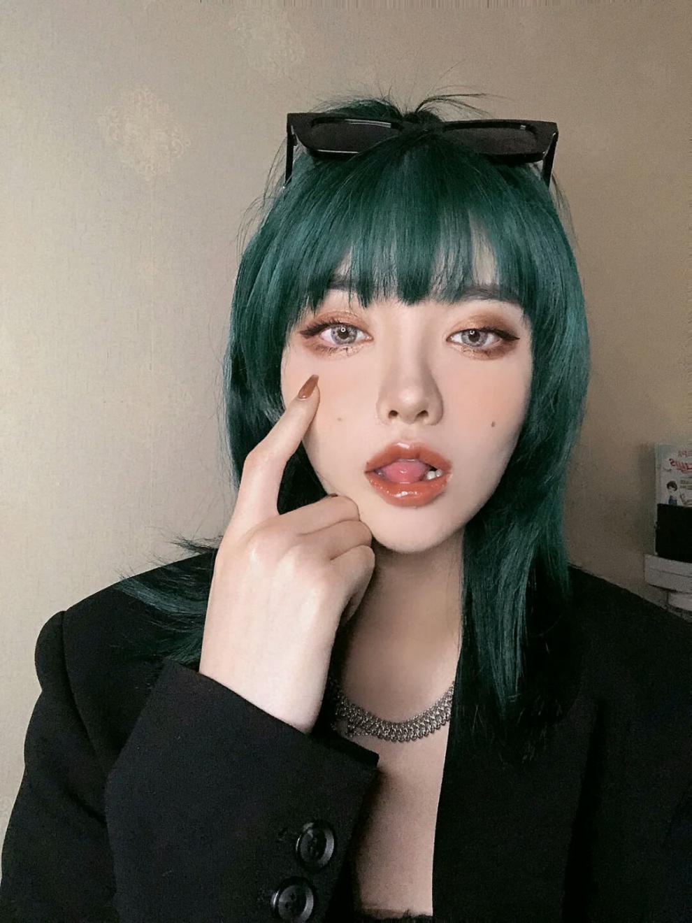 绿色染发膏蓝绿墨绿闷青牛油果绿色染发剂自己在家染发2021流行色闷