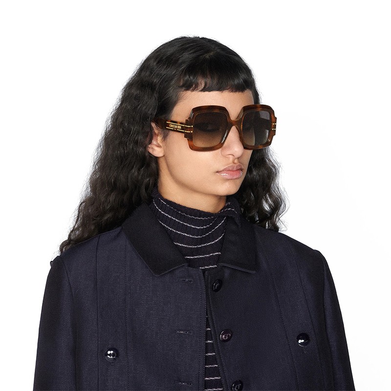 防护右侧镜腿内侧饰以金色调"christian dior"标志醋酸纤维镜腿,饰以"