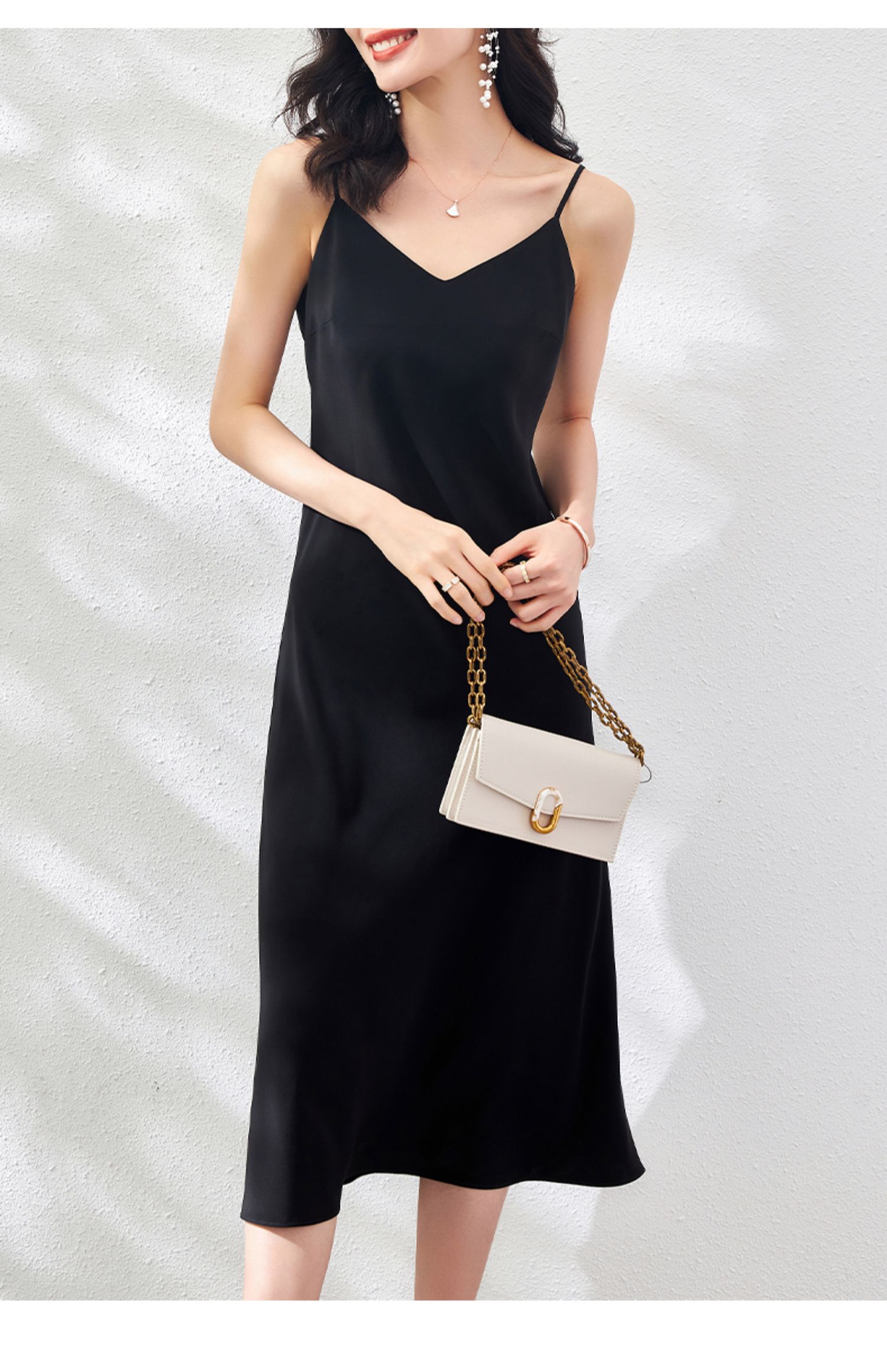 夏季新品osa欧莎夏季22年新款黑色吊带缎面连衣裙女外穿显瘦长裙v领