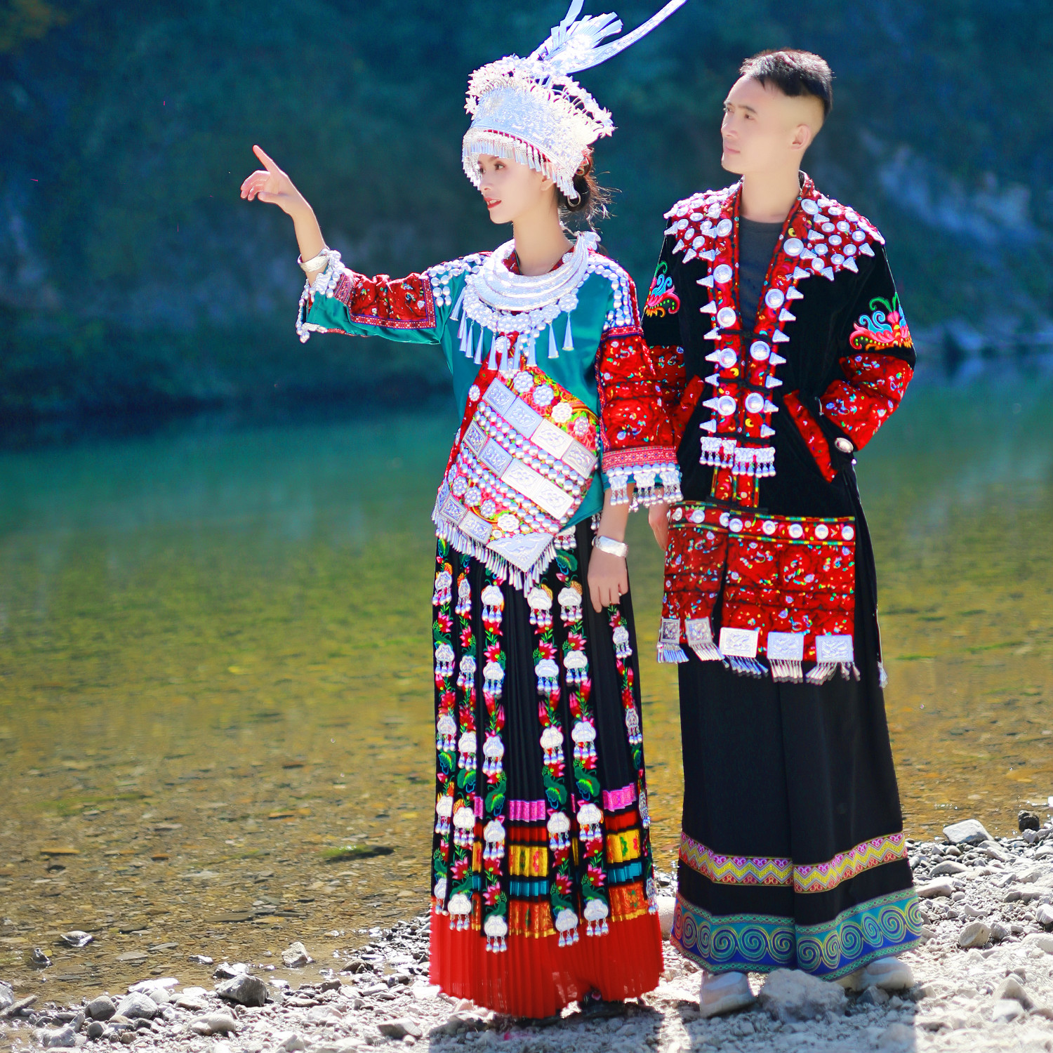 津谨岸贵州苗族少数民族舞蹈演出服宴会歌手男女主持人长款大气刺绣