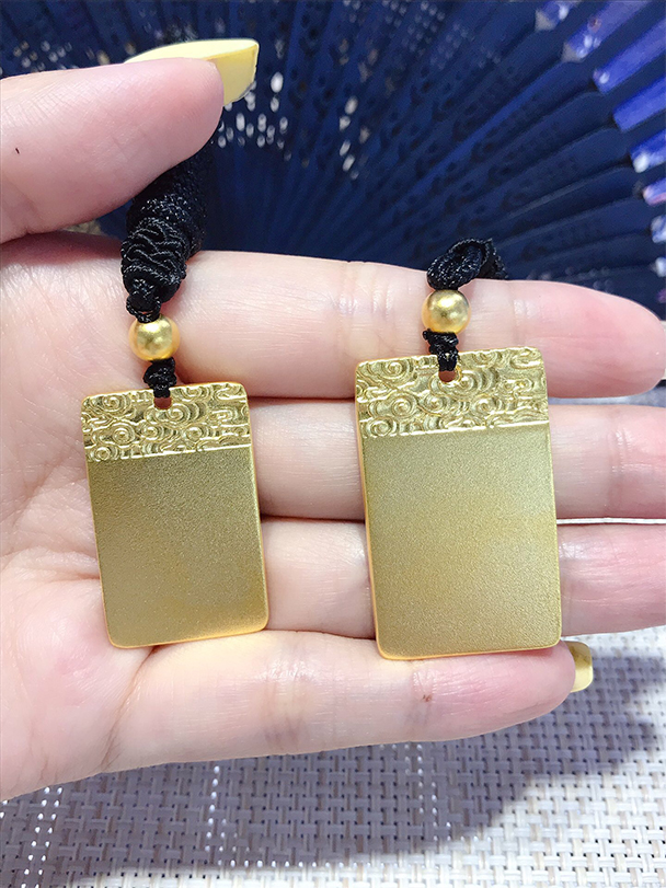 老凤凰古法金平安无事牌黄金吊坠男实心9999足金方牌