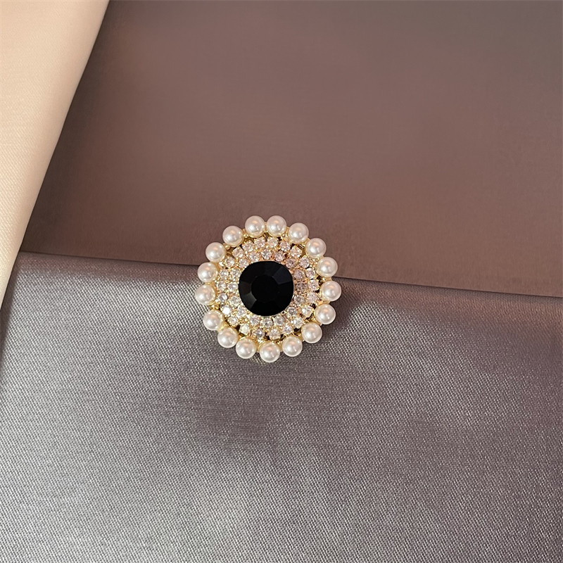 磁铁领口防走光胸针扣设计感小众感胸花徽章衣服配饰别针水钻环绕浅蓝