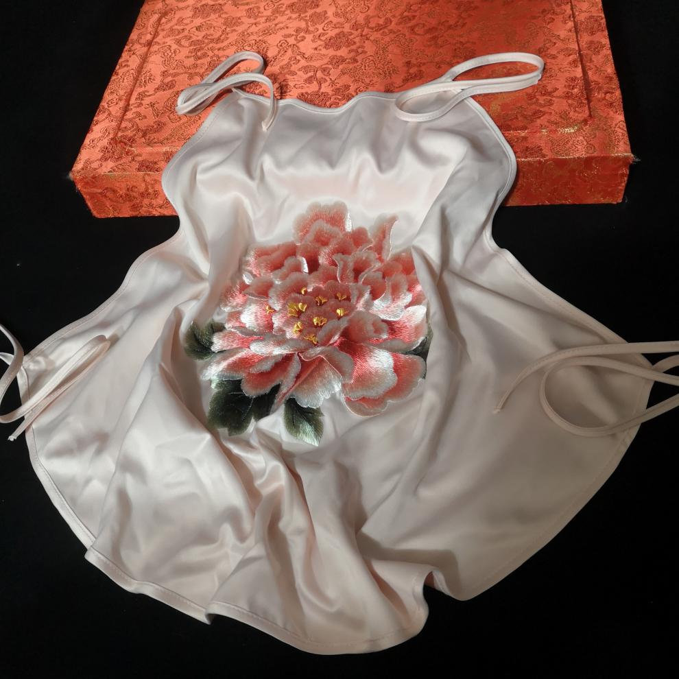 猫人中国风美绣花苏绣成品仿真丝手工刺绣女成人肚兜纯本命年内衣红