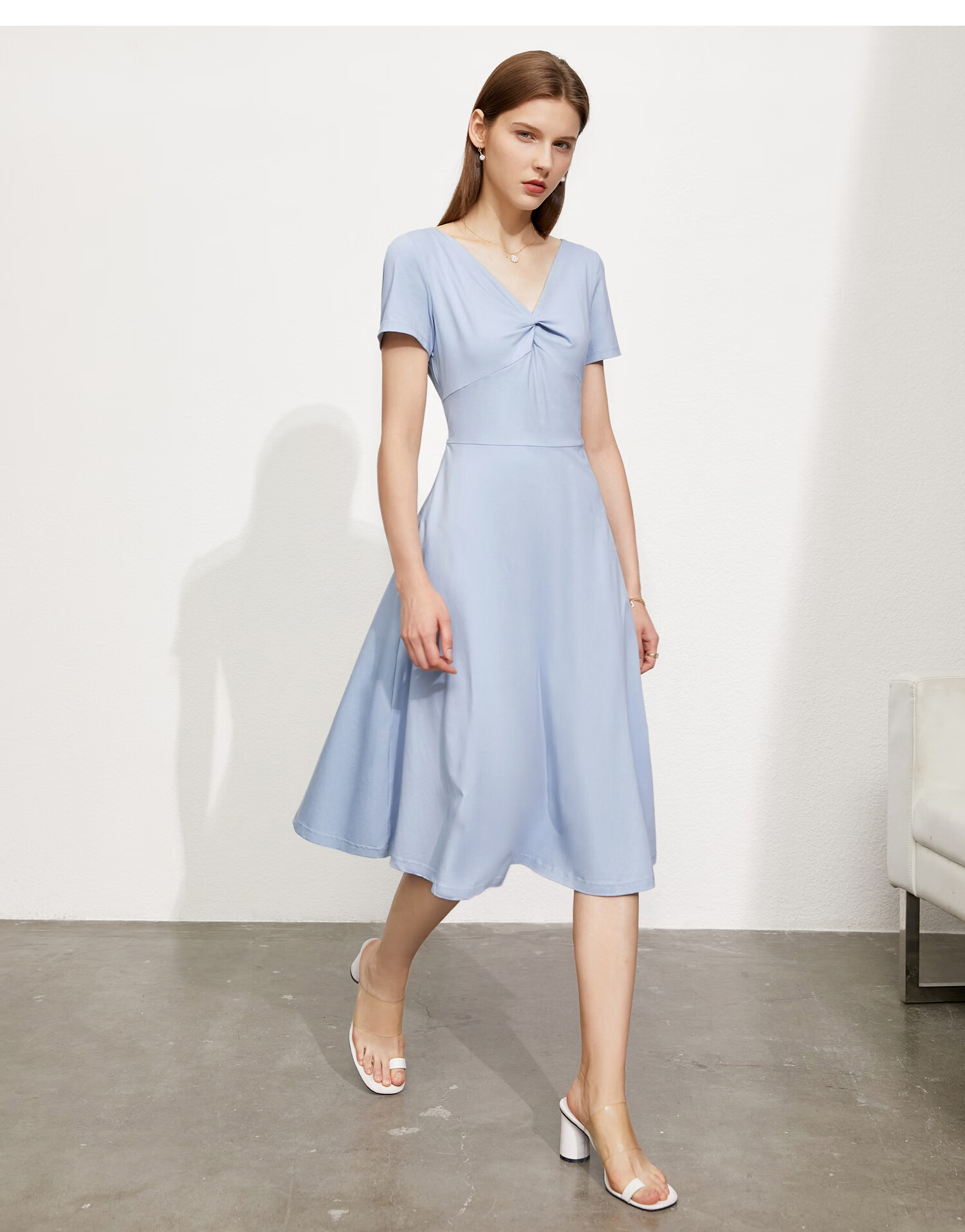 amii极简赫本风小黑裙2021夏季新款v领连衣裙褶皱直筒中长裙 杏黄 160