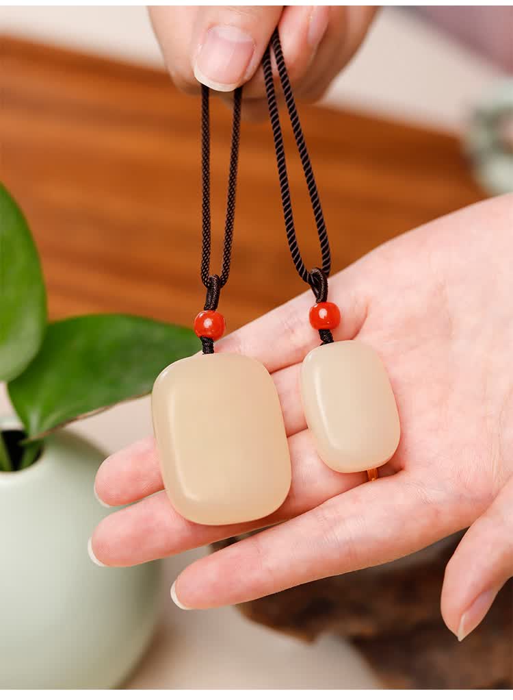 伊人意 肤如凝脂 和田玉藕粉平安无事牌吊坠 羊脂级浓藕粉面包牌野牛