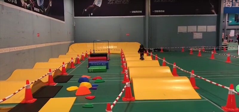 轮滑波浪板训练障碍物滑步车起跑板幼儿园骑行坡道ny98576出发板蓝色