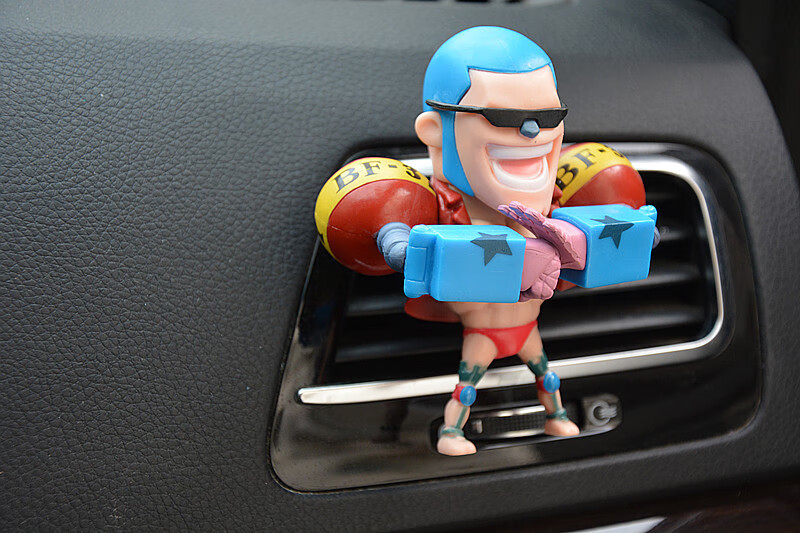 海贼动漫周边手办模型汽车出风口香水片路飞索隆女帝乔巴公仔送男朋友