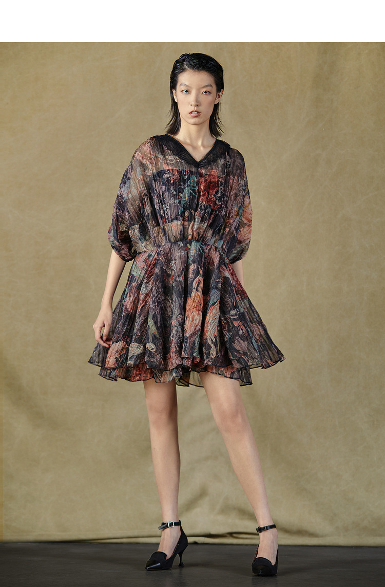donoratico/达衣岩2021年新款夏优雅高贵v领宽松短款印花连衣裙 然乌