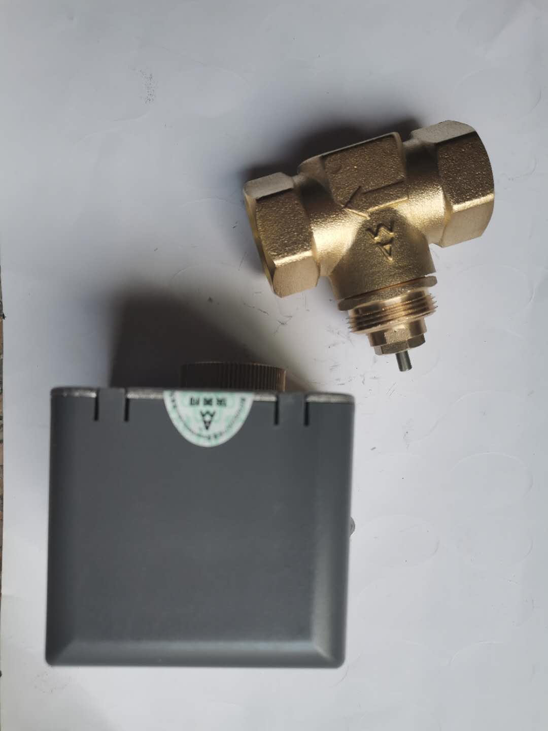 埃美柯电动二通阀220v风机盘管开关中央空调两通电磁阀4分6分dn25