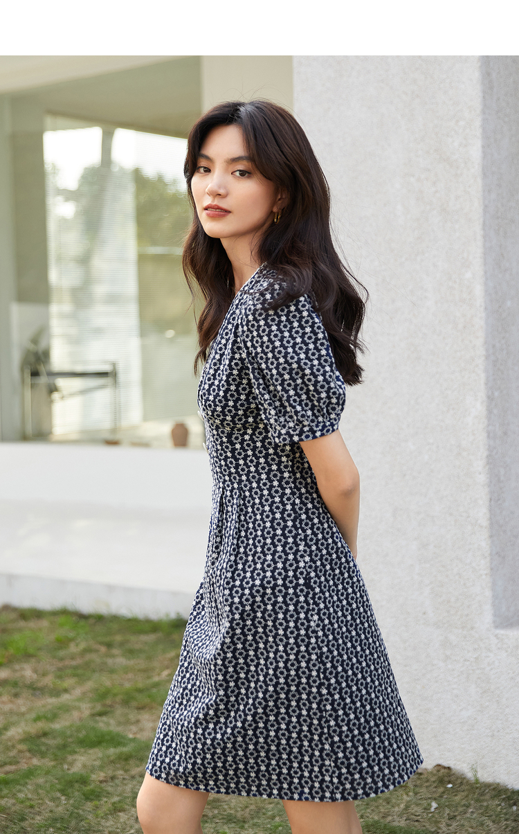 伊芙丽刺绣泡泡袖连衣裙2021年新款气质收腰a字裙v领法式裙子女夏