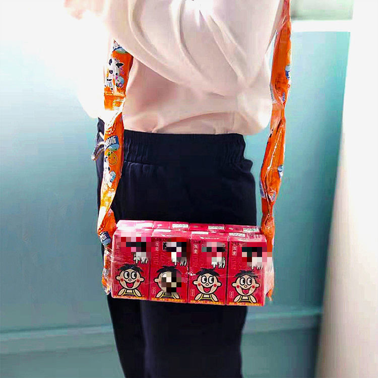 秋天的个零食包包双肩包抖音同款网红棒棒糖牛奶儿童礼物10支塘4瓶大