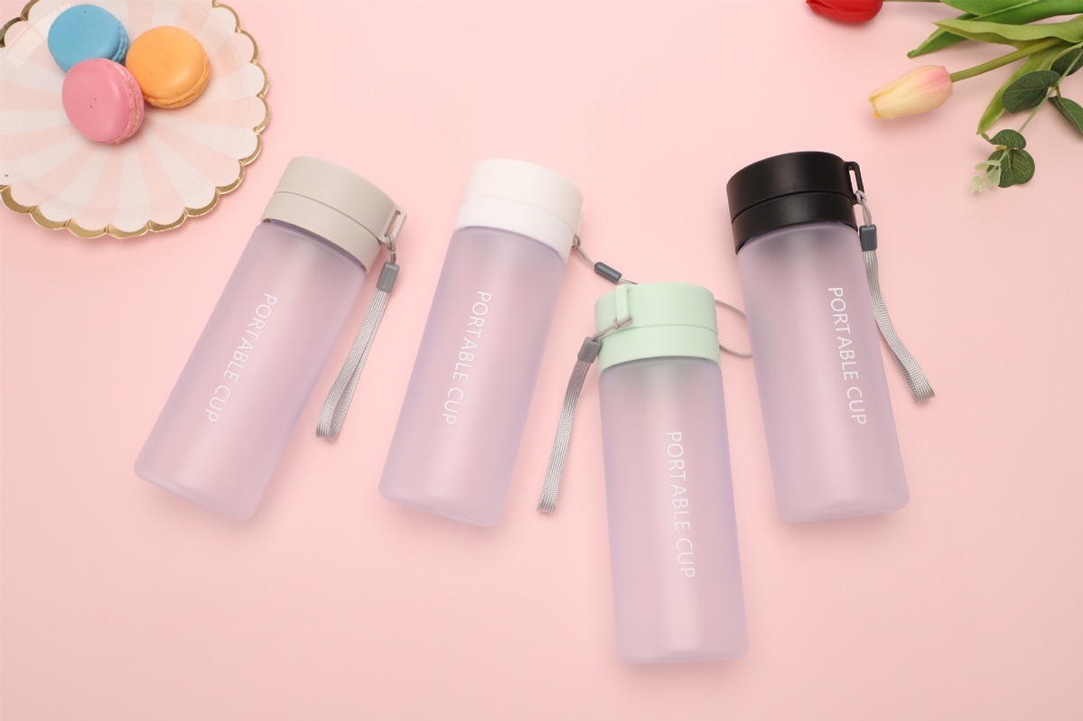 塑料杯男女学生情侣便携大容量水杯 简约清新运动带茶网随手杯子 port