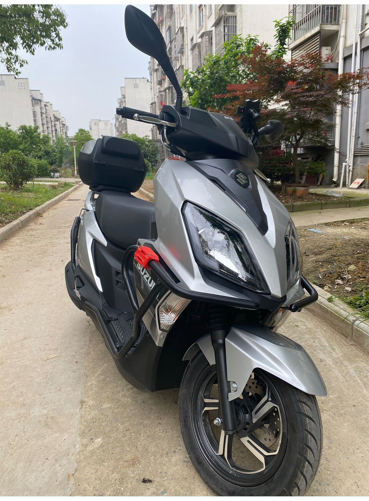 20 21年轻骑铃木uy125保险杠踏板车摩托车防摔护杠保护杠加厚型专用