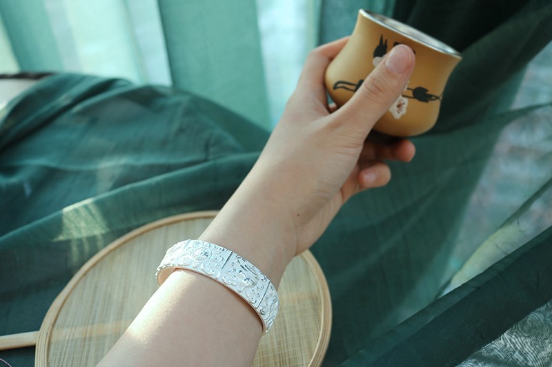 晨代骄云南寸氏雪花银手镯吉祥八宝银手工s999足银手镯送妈妈国风手镯