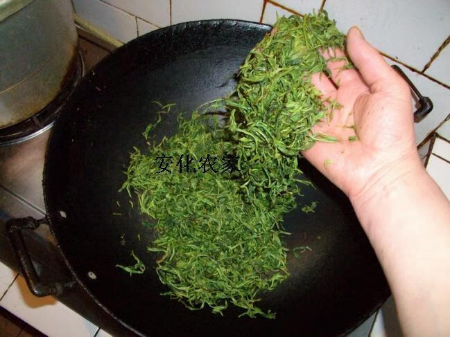 土特产 烟熏嫩茶叶 今春明前头茶 农家自制烟茶绿茶50克 1包烟熏茶 1