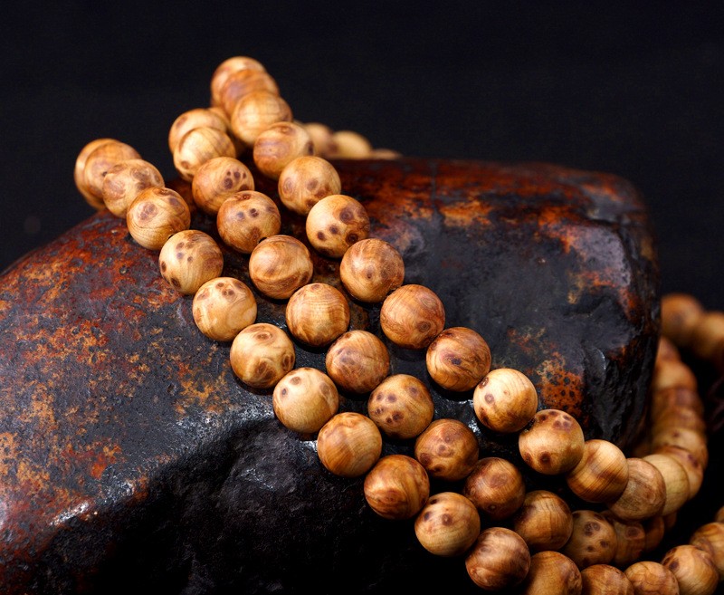 适用人群:情侣规格:13-17mm材质:崖柏串珠颗数:108颗货号