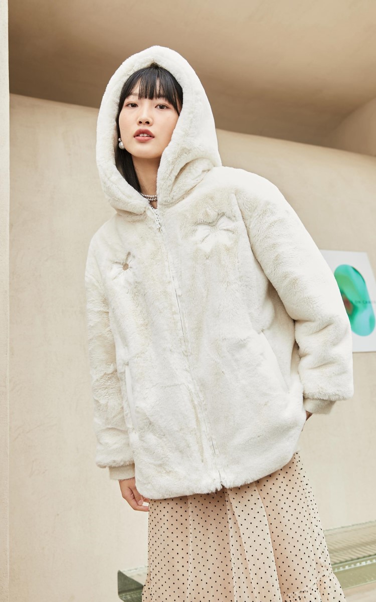 vero moda2021秋冬新环保皮草甜美蝴蝶结图案外套夹克321448006 奶白