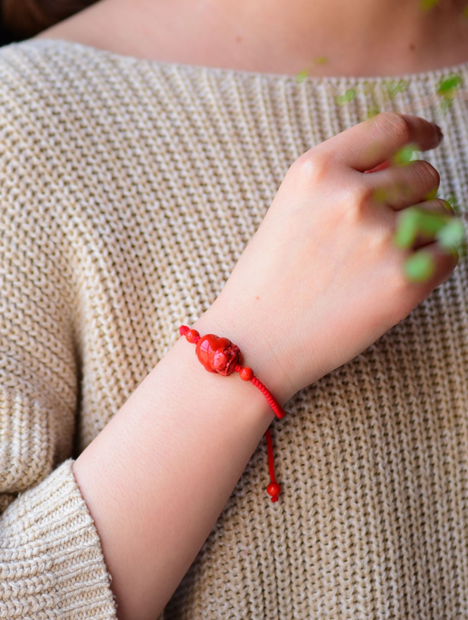 朱砂小花手链玫瑰花茶花红绳编织石榴石散珠手串女圈口可调节 平安扣