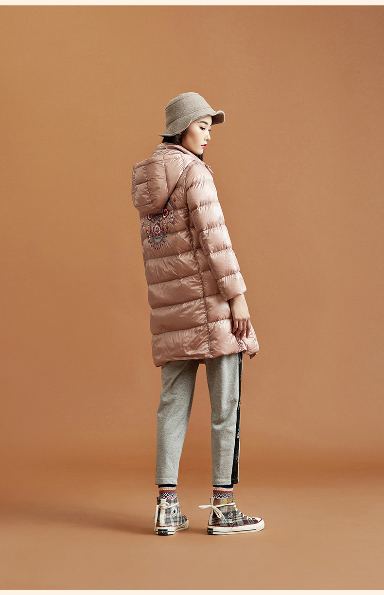 渔牌服饰羽绒服女2021年新款绣花白鸭绒带帽保暖羽绒外套灰粉16584am