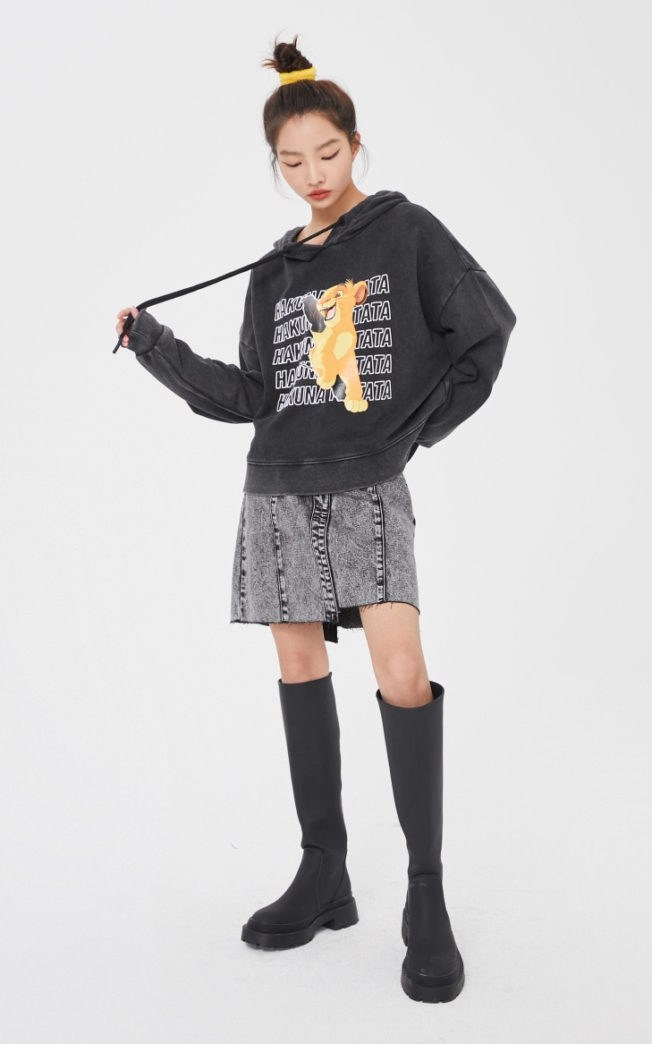 only2021冬季新款迪士尼狮子王联名款套头连帽卫衣女12139s042h11黑色