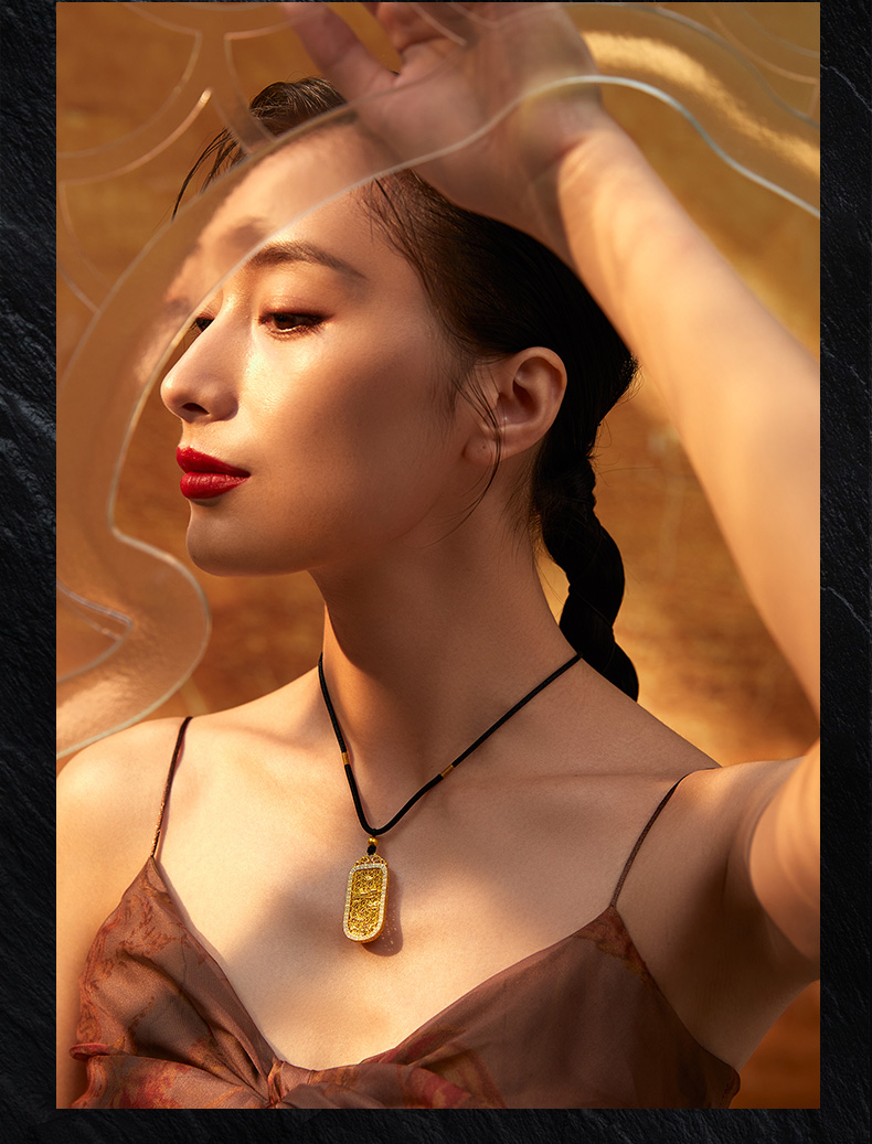 周六福 黄金吊坠男女款古法传承鸳鸯足金链坠 计价 12.