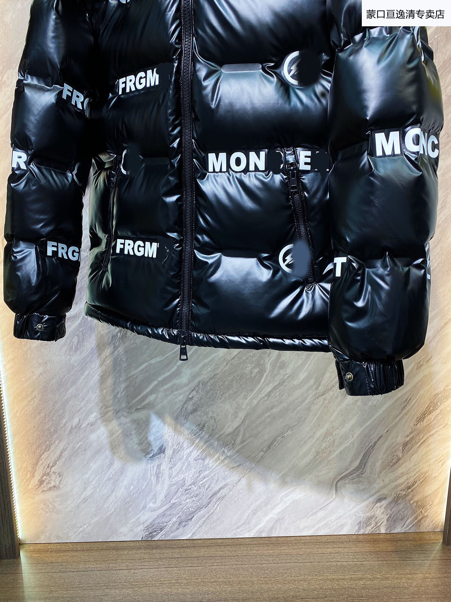 蒙口高端轻奢男装冬季联名款字母闪电印花情侣立领连帽羽绒服黑色4