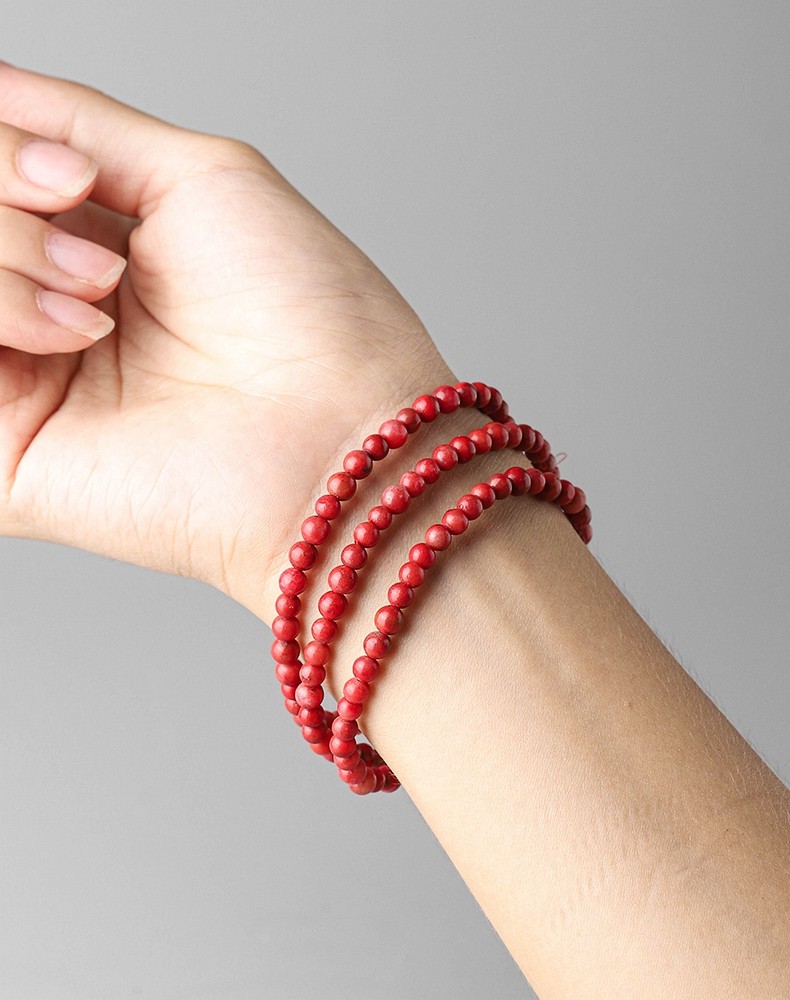 戴上鸡血石手链有什么好处(戴上鸡血石手链有什么好处和坏处)