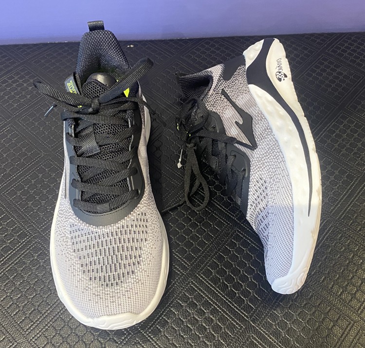 鸿星尔克男鞋2022新款弜弹科技跑鞋网面透气运动鞋11121203374 正黑